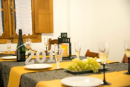 Decoración de la mesa navideña en una casa rural